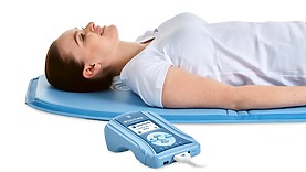 Anwendung der Magnetfeldtherapie Biomag mit dem Applikator A12PL für die Rückentherapie.